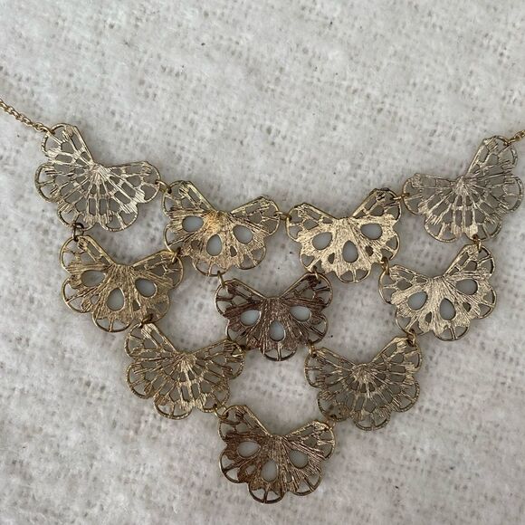 Beautiful gold and pearl statement necklace - Picture 6 of 6